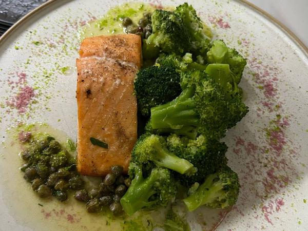 Somon Meuniere cu Broccoli Sote